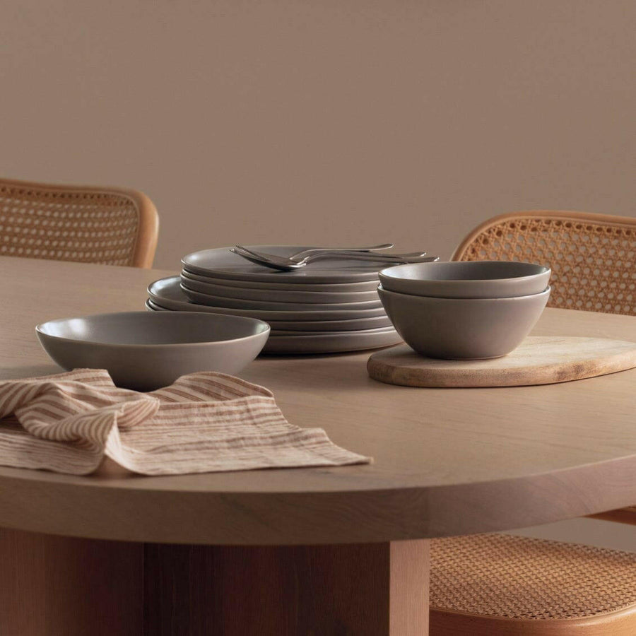 Elegant dinnerware set showcasing refined craftsmanship for sophisticated dining experiences.