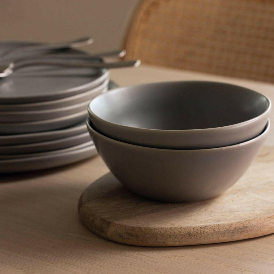 Elegant dinnerware set showcasing refined craftsmanship for sophisticated dining experiences.