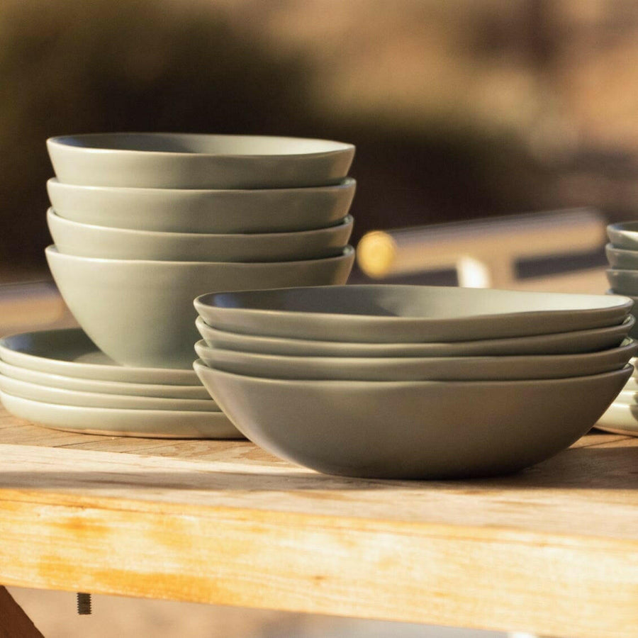 Elegant dinnerware set showcasing refined craftsmanship for sophisticated dining experiences.