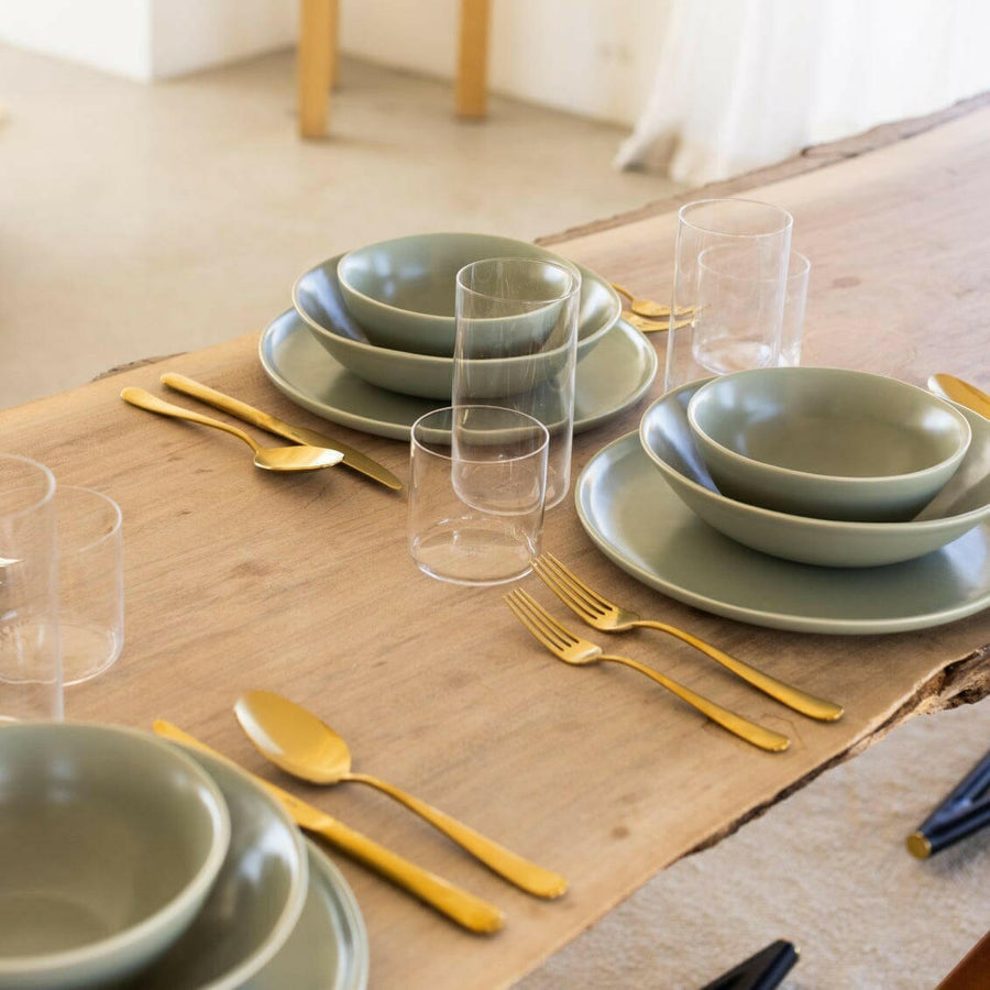 Elegant dinnerware set showcasing refined craftsmanship for sophisticated dining experiences.